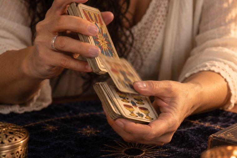 Las manos de Mariana Medici barajando el mazo del Tarot de Marsella